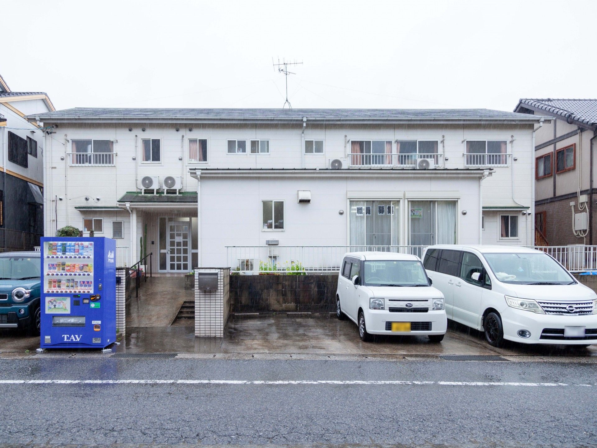 アジサイや七夕の壁画が飾られたリビングダイニングにはテレビやダイニングテーブルがある。