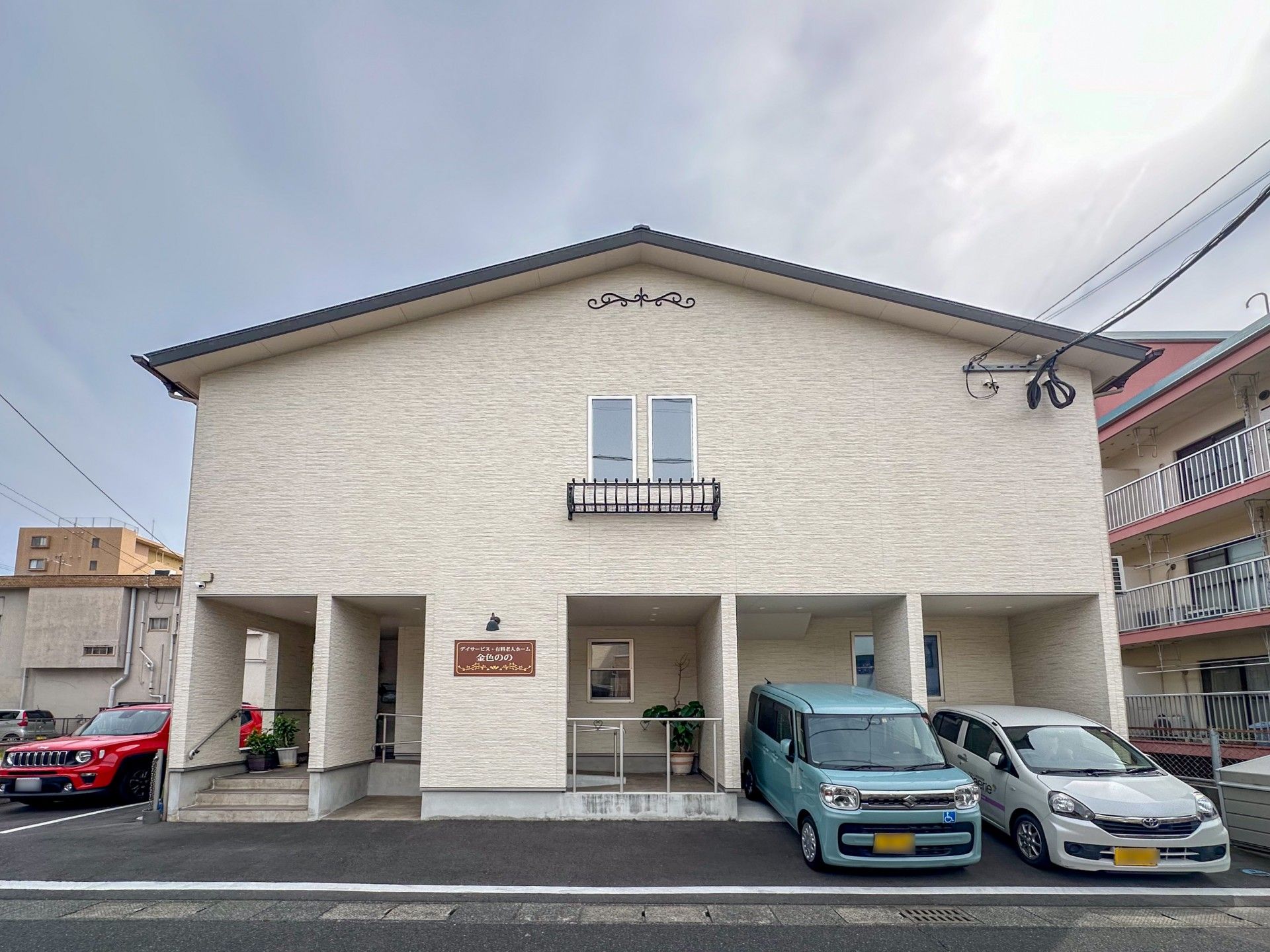 車椅子に座っている高齢女性と介助をする女性ヘルパー