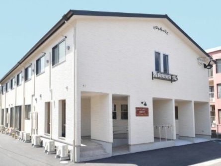 鉄骨造2階建ての建物の外観写真。有料老人ホーム金色ののの外観