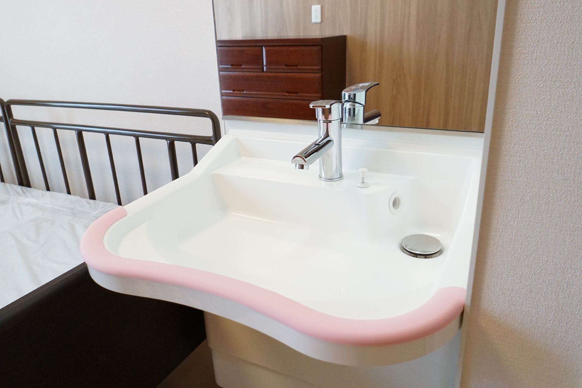 大きな鏡をみながら利用していただける洗面台