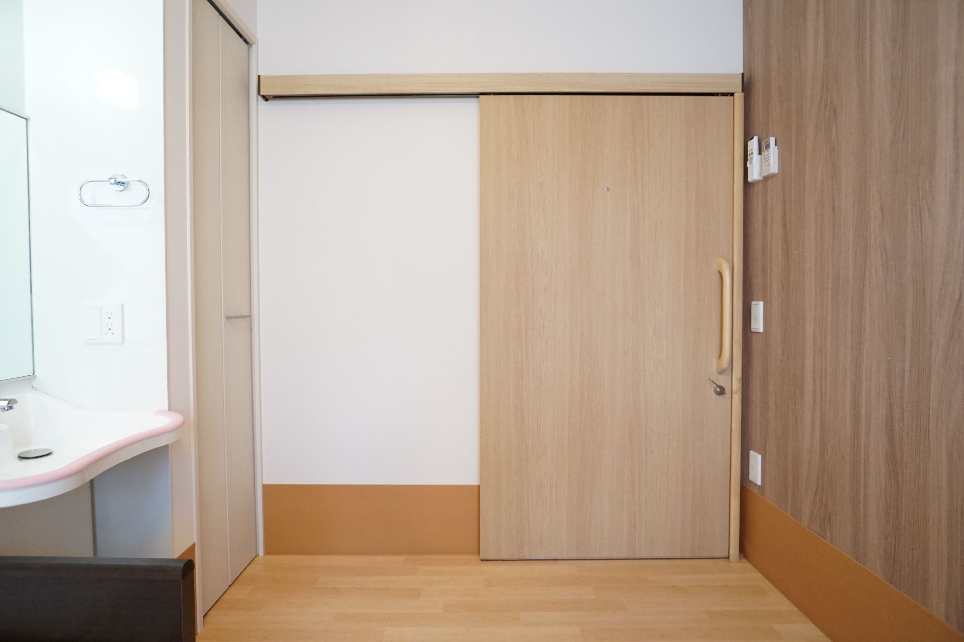 スライド式のドアを設置した居室