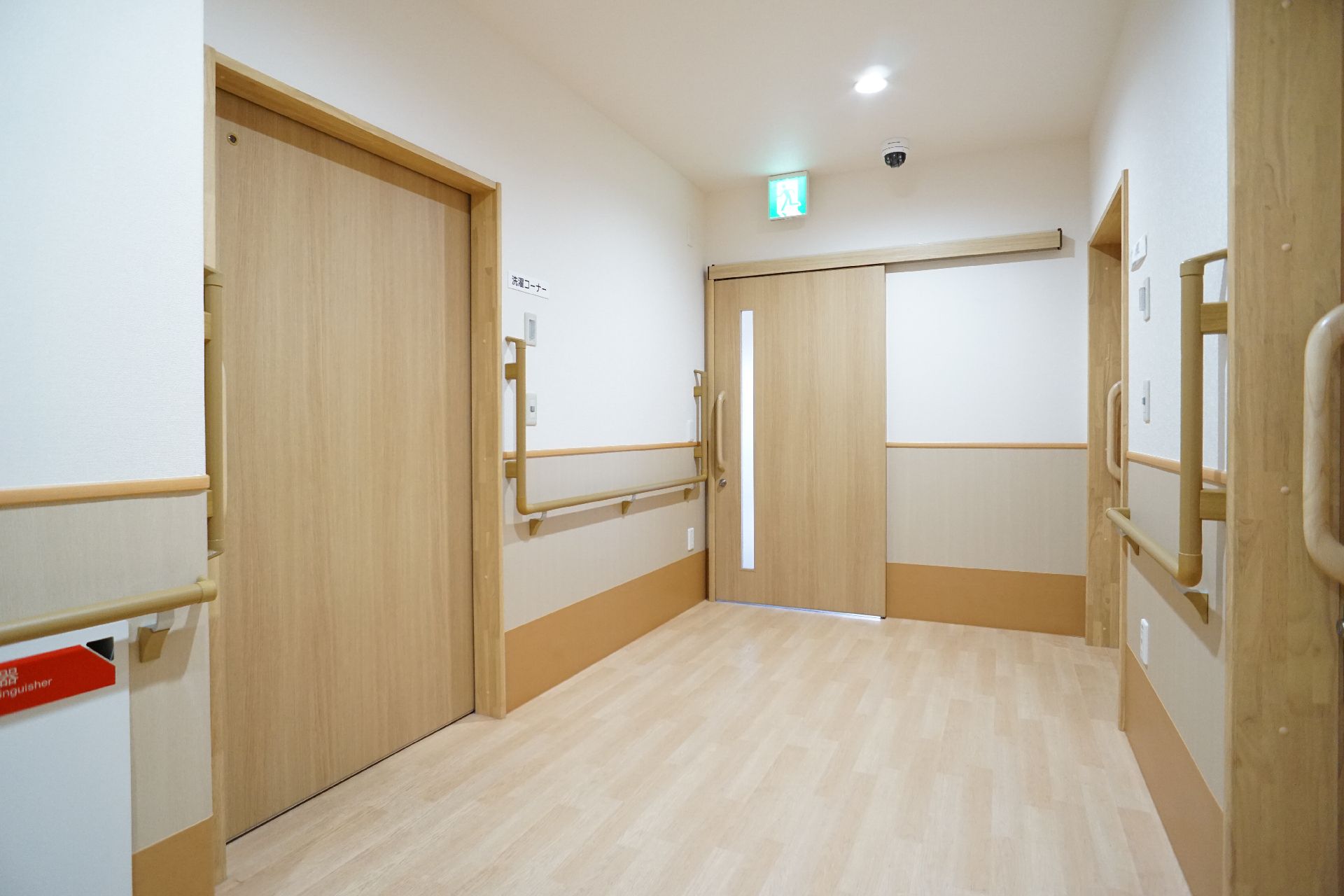幅広く設置されている扉がある廊下