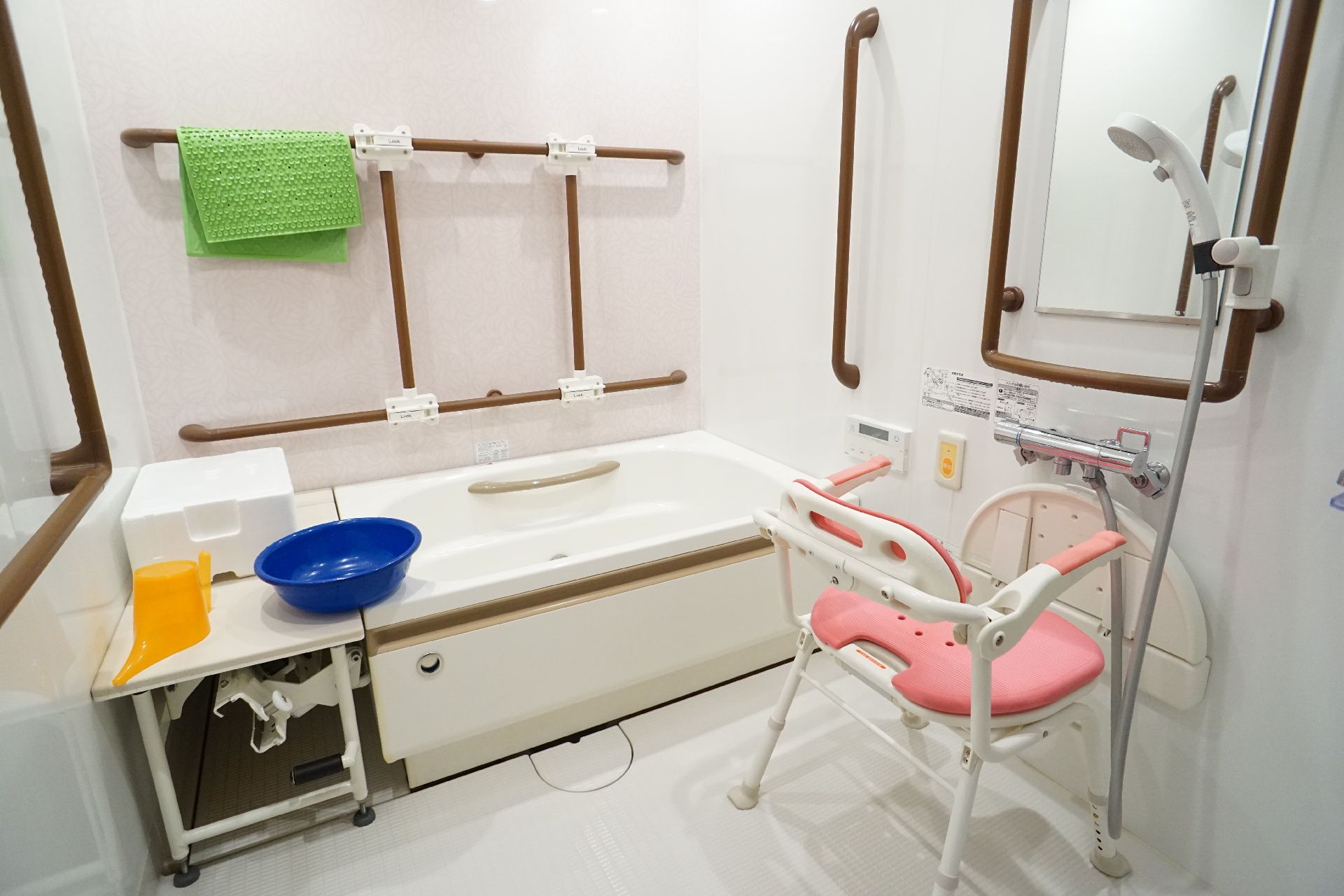 入浴時にご利用いただける複数の手すり