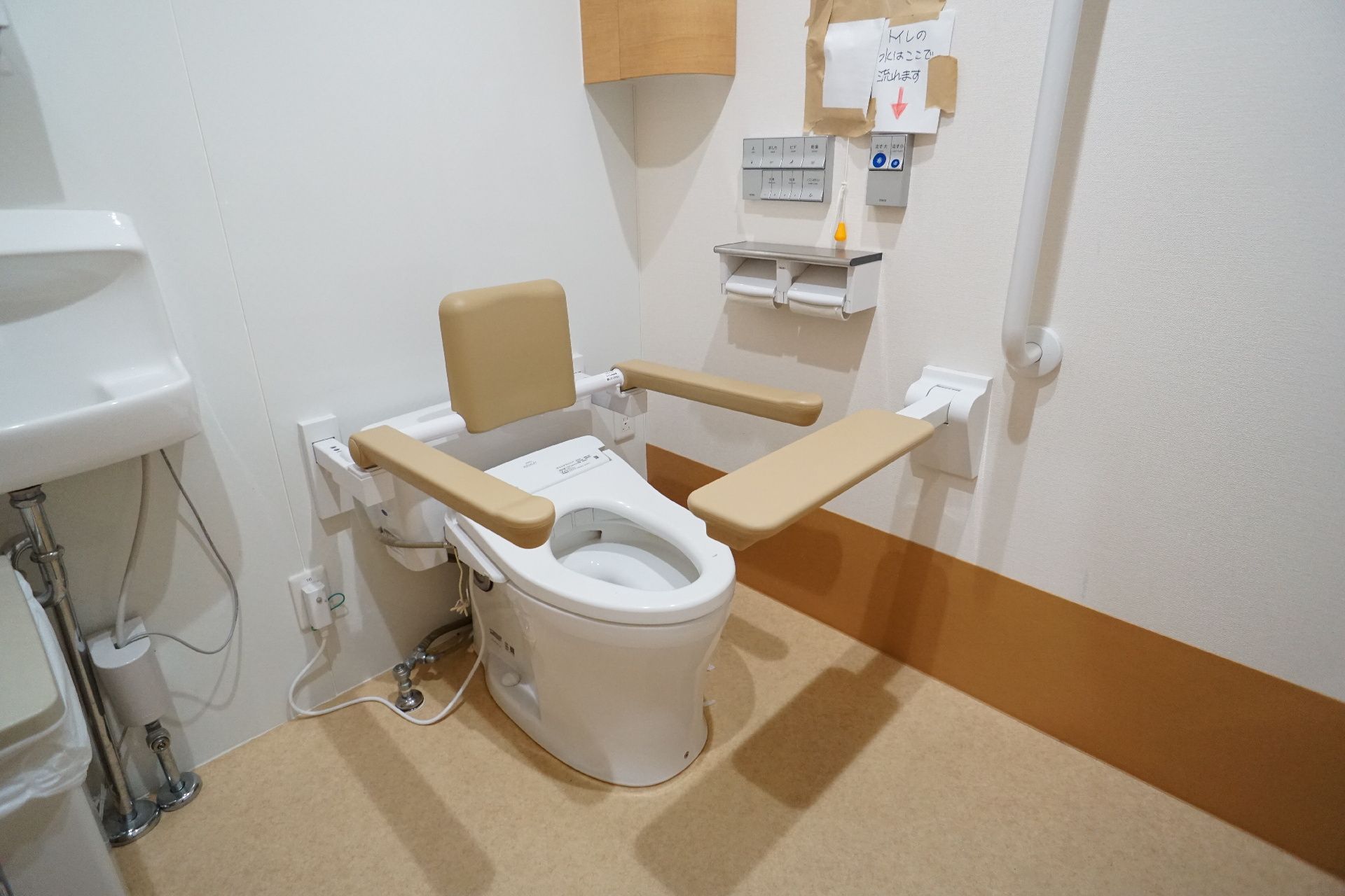 幅広いサイズの手すりがあるトイレ