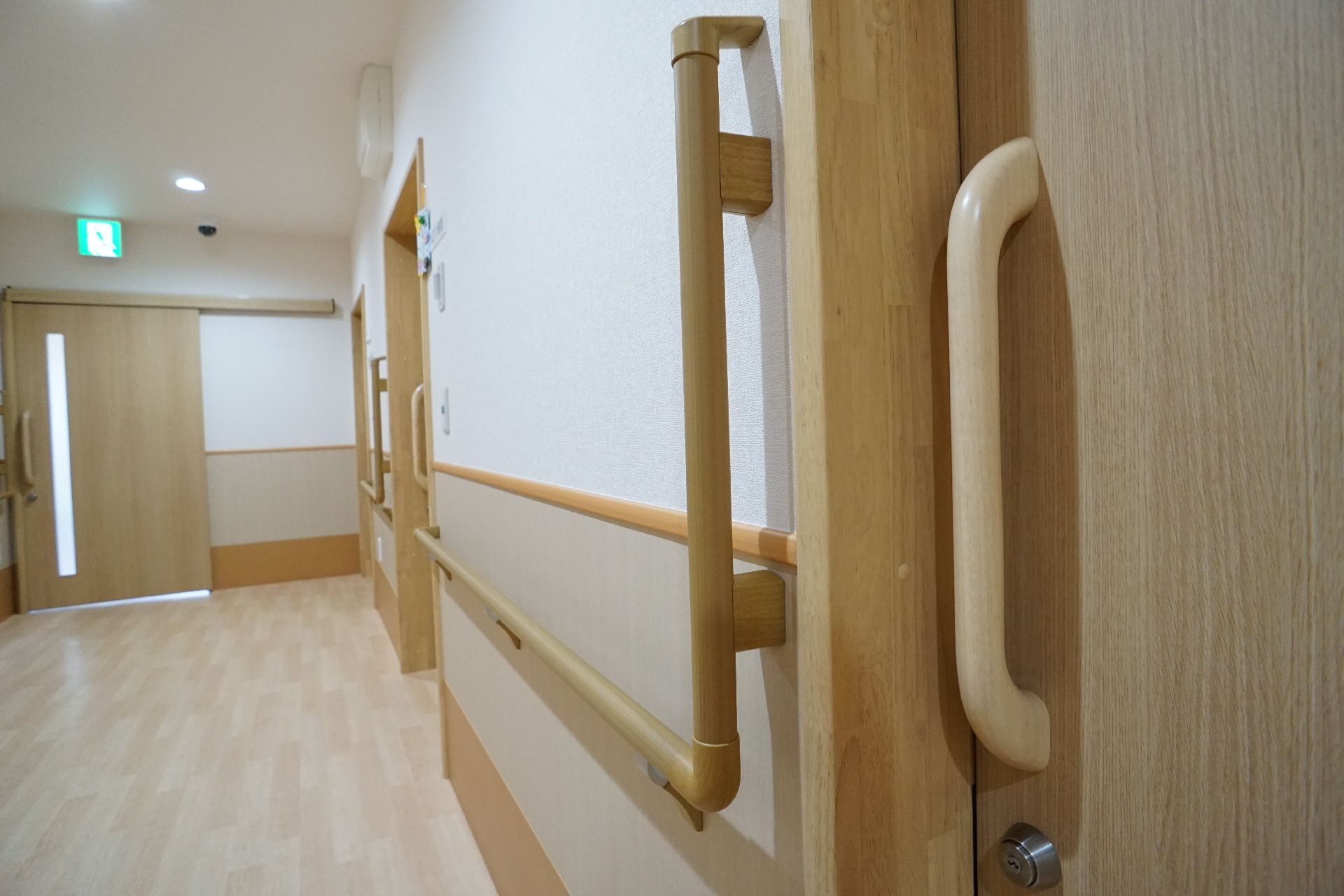 手すりを設置している長い廊下