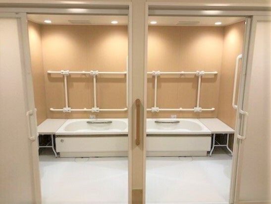 ベンチや手すりが設置された個浴の部屋が二つ並んでいる。洗い場も広く、清潔に保たれている。