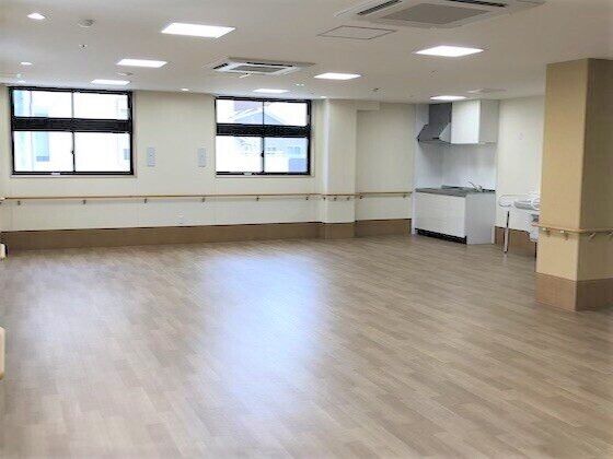 たくさんの窓が付いた食堂にはオール電化のキッチンが付いていて、家具はまだ置かれていない。