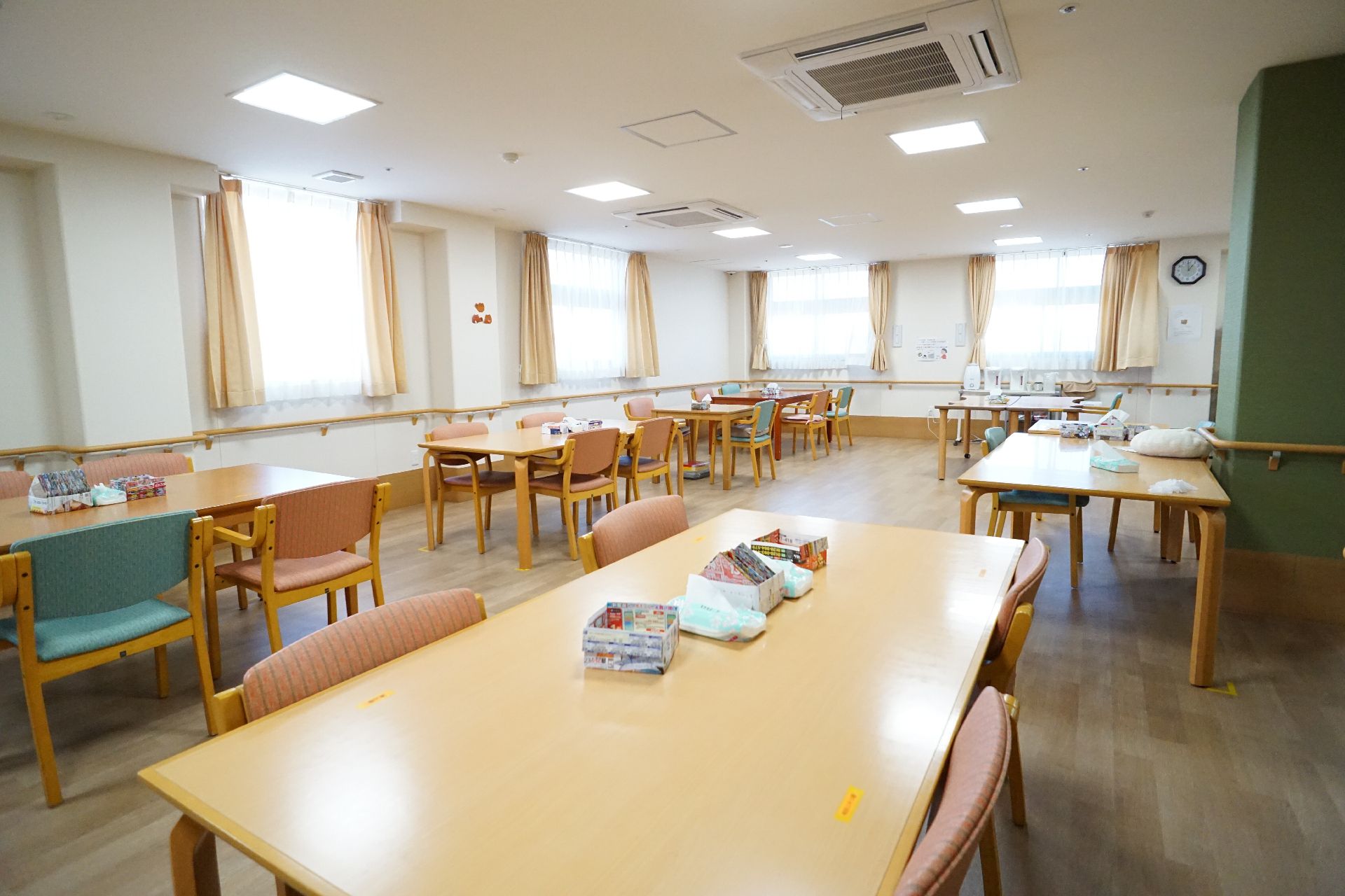 厨房が隣接している食堂