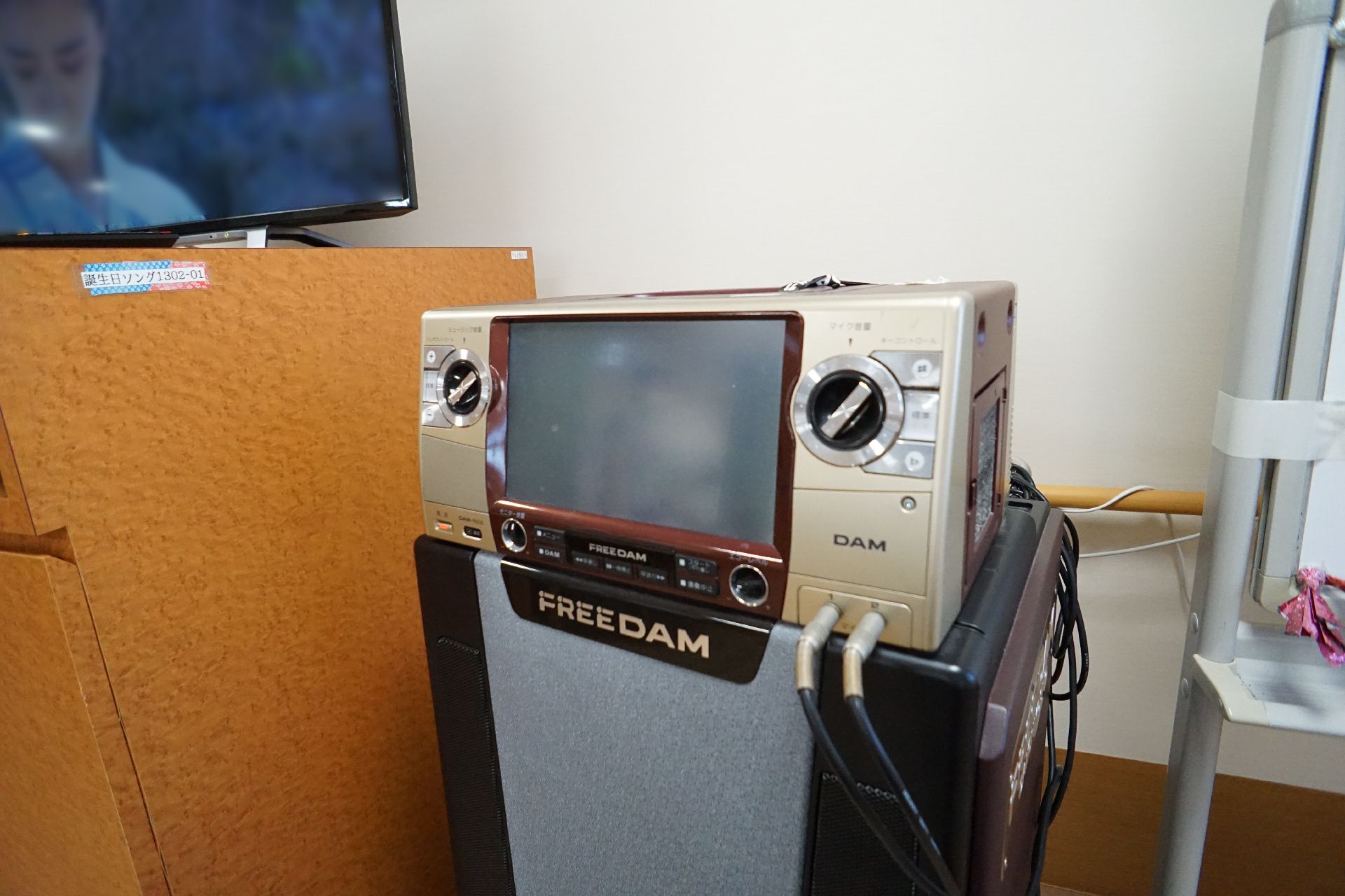 カラオケ機器のある共有スペース
