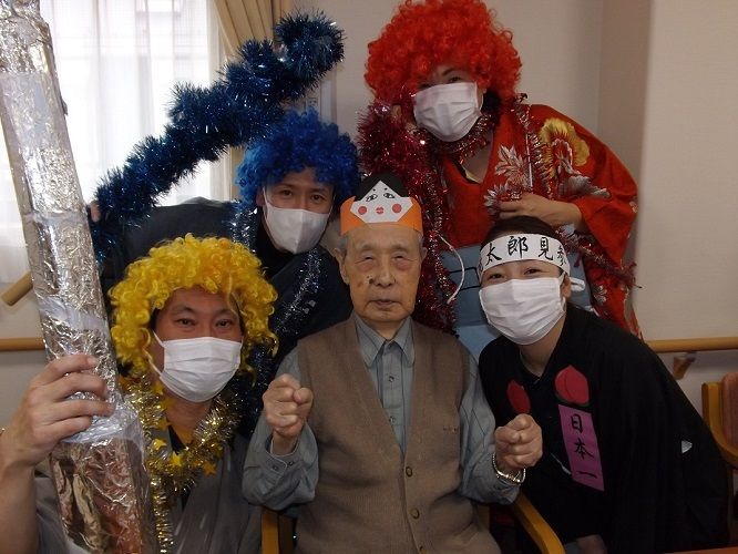 お祭り気分の行事風景