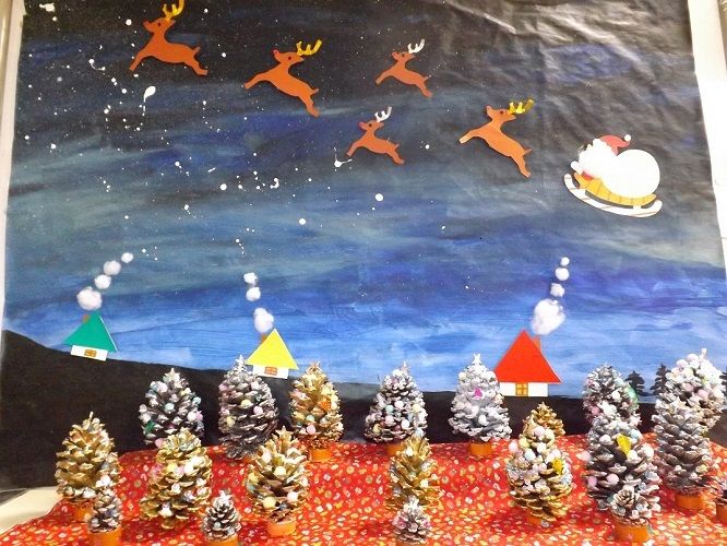 クリスマス飾り付けされた壁