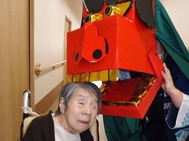 元気なご高齢者と獅子舞