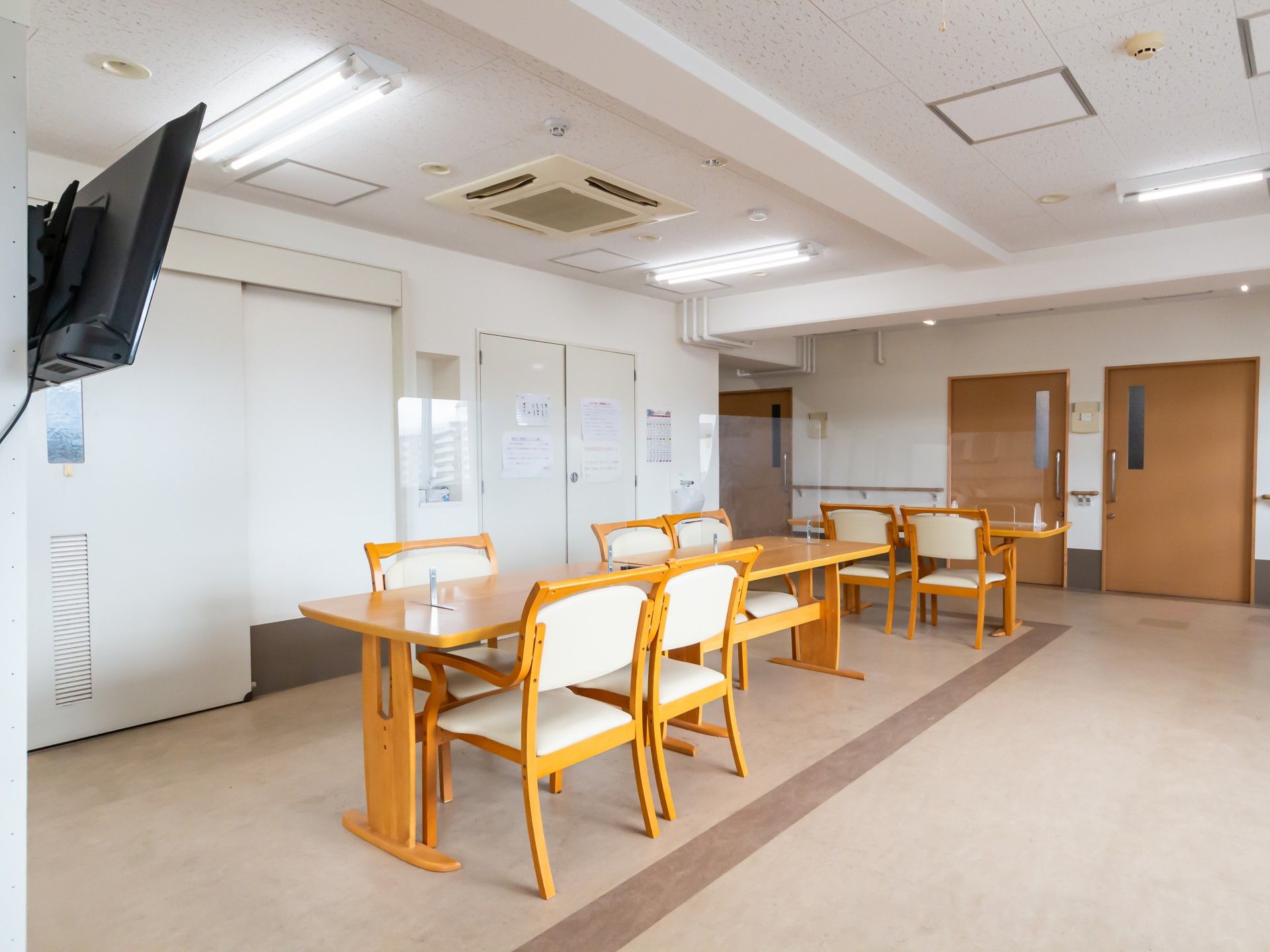 明るい共有ダイニングエリア