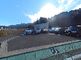 広々とした駐車場と周辺の風景