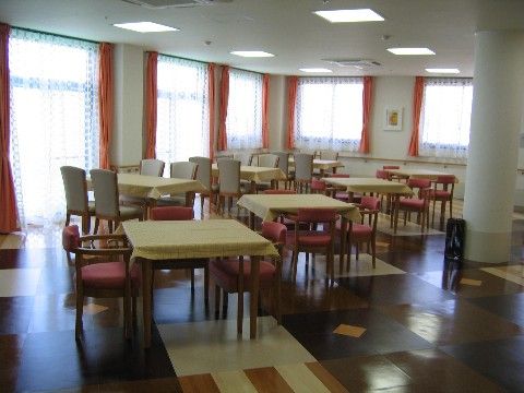 カラフルな家具が並ぶ食堂は明るい雰囲気となっている。天井高まである大きい窓からは、太陽の光が差し込んでいる。
