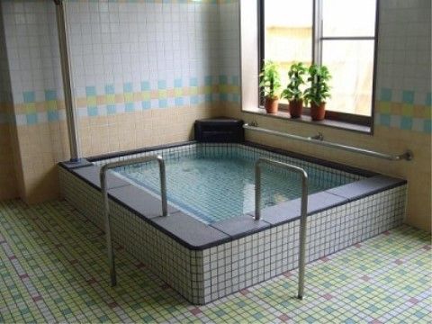 大きい浴槽でゆったりとお湯に浸かっていただける。床と壁面のタイルがカラフルな配色となっており、明るい雰囲気を感じられる。