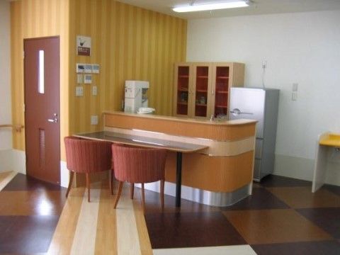 キッチンの向かいに２人が座れるカウンターをご用意している。料理しながらおしゃべりするなど、便利なスペースとなっている。