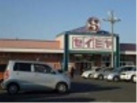 日常のお買い物の場所として便利にご利用いただけるスーパーが施設の近くにある。お散歩がてら新鮮な食材を調達できる。