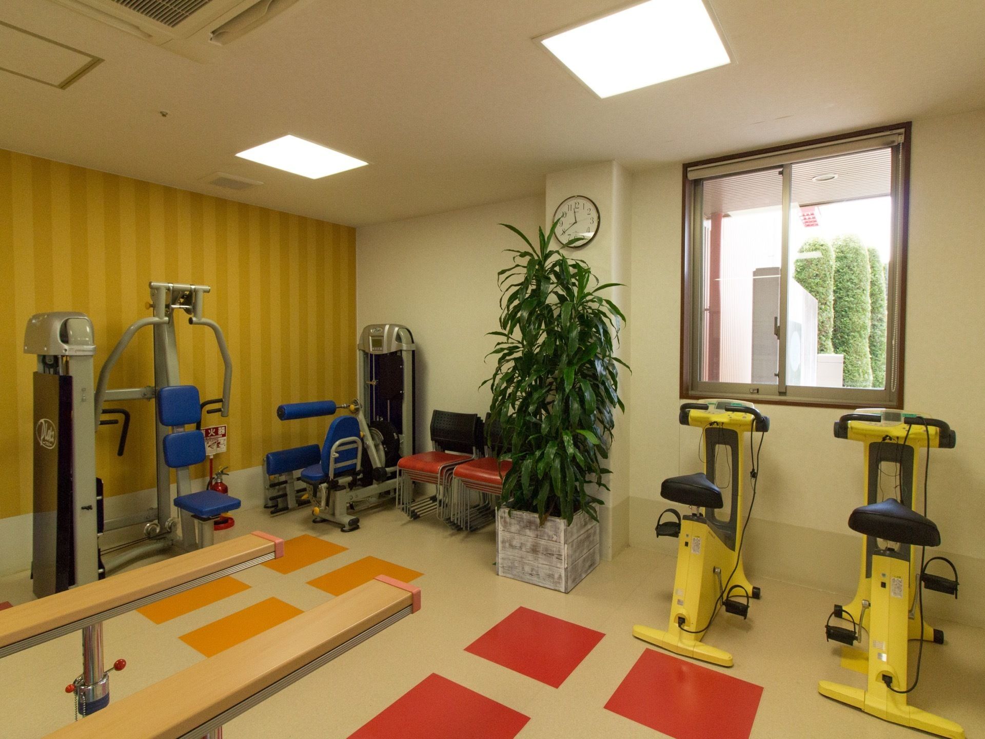 機能訓練室には、それぞれの訓練に適した器具が設置されており、入居者様の身体能力に合わせて使い分けることができる。