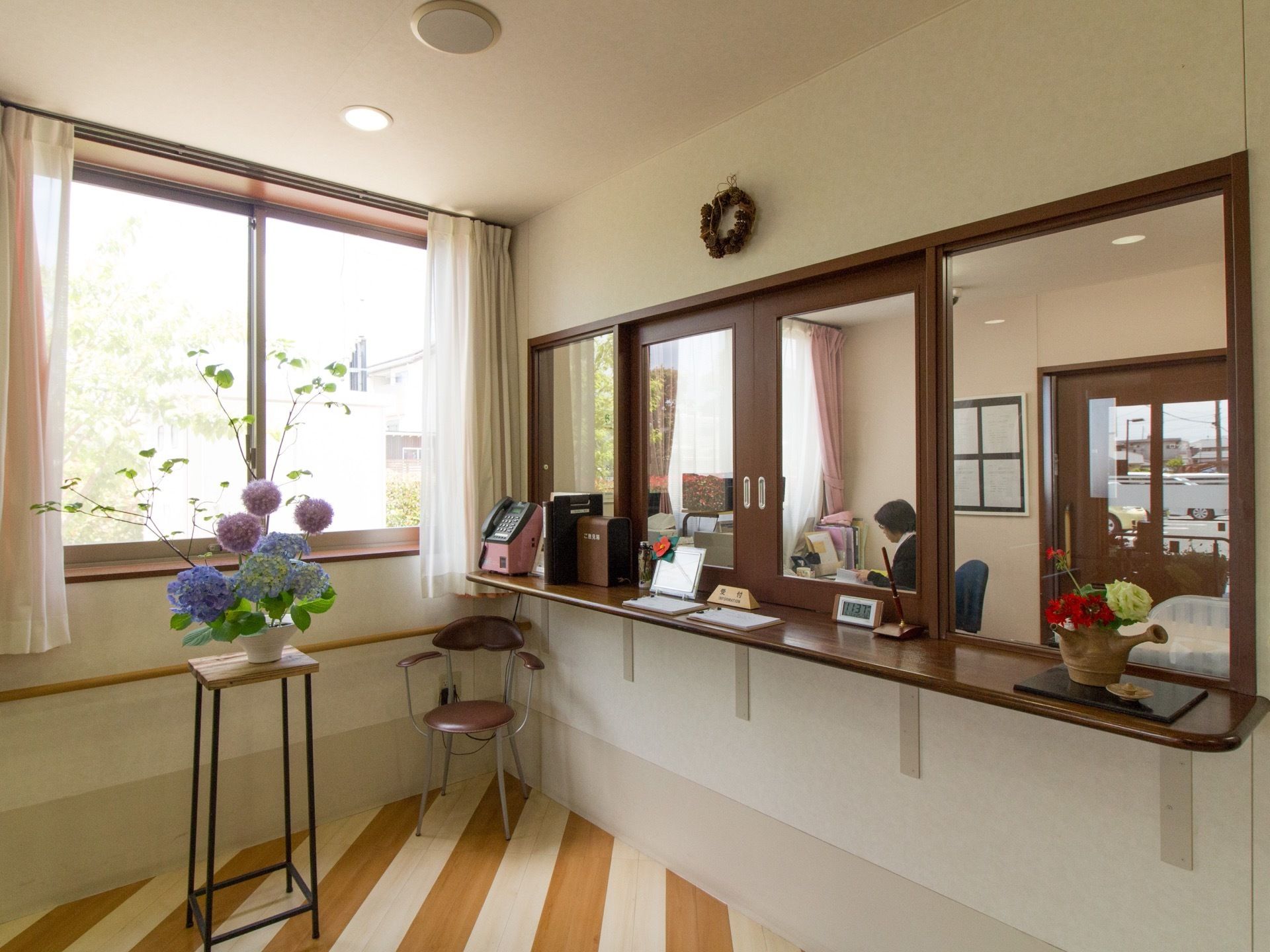 受付前の天井にはスピーカーが設置されている。緊急時には施設内の入居者様にいち早く呼びかけることが可能である。