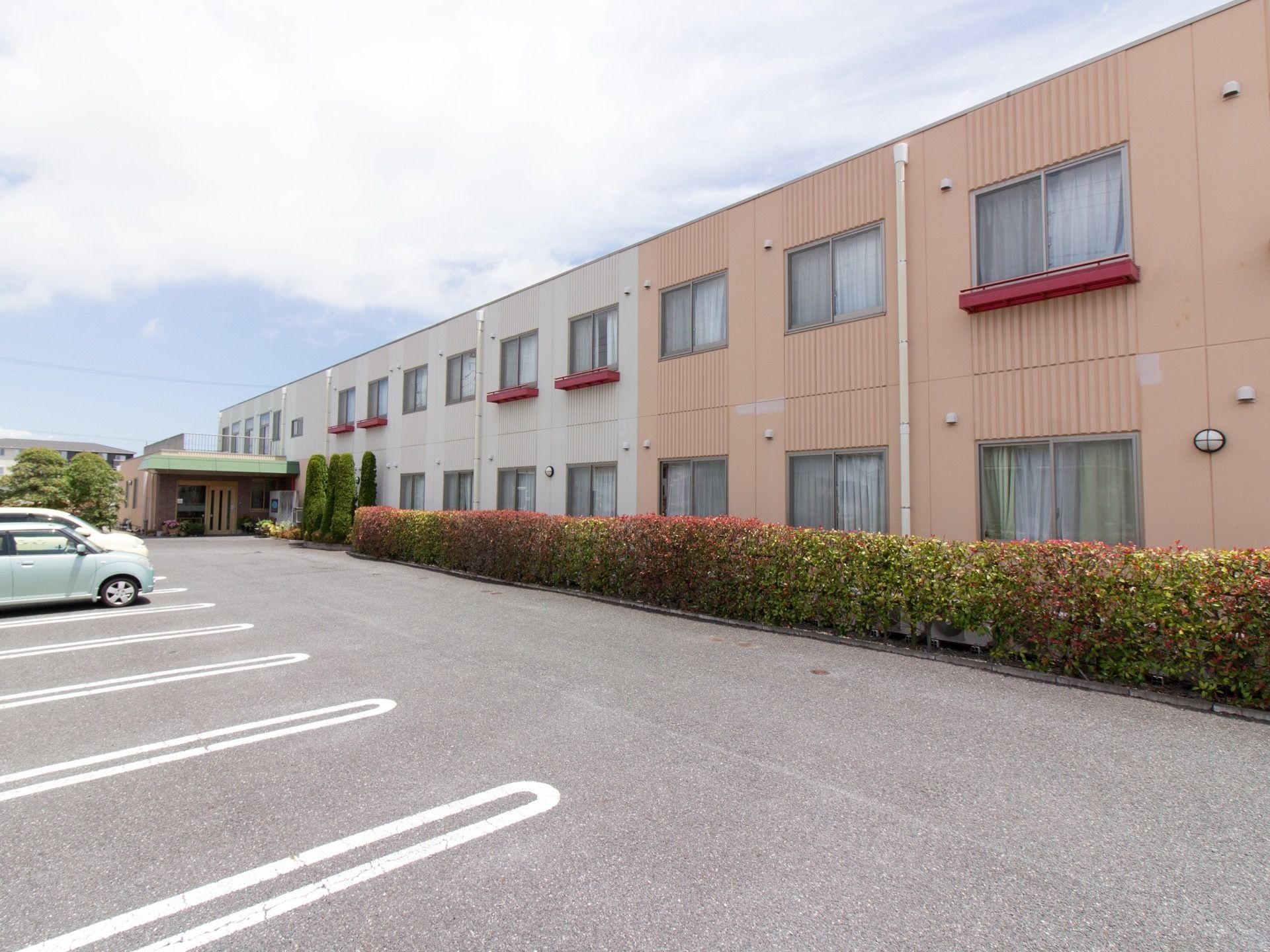 施設の外壁には丸い形の壁付けのライトが設置されている。夜間は点灯するため、入居者様は安心して通行できる。