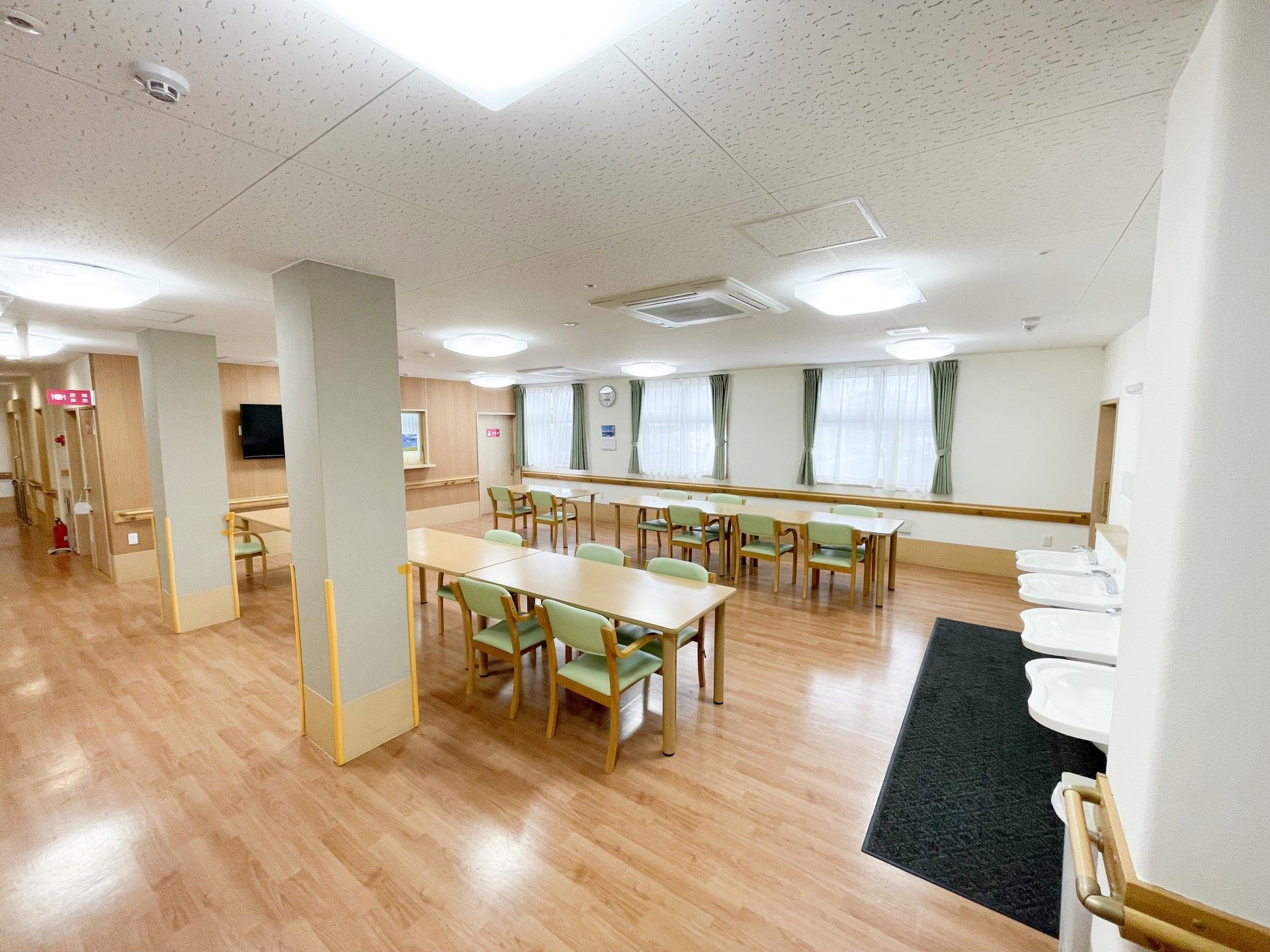 明るい共有ダイニングルーム