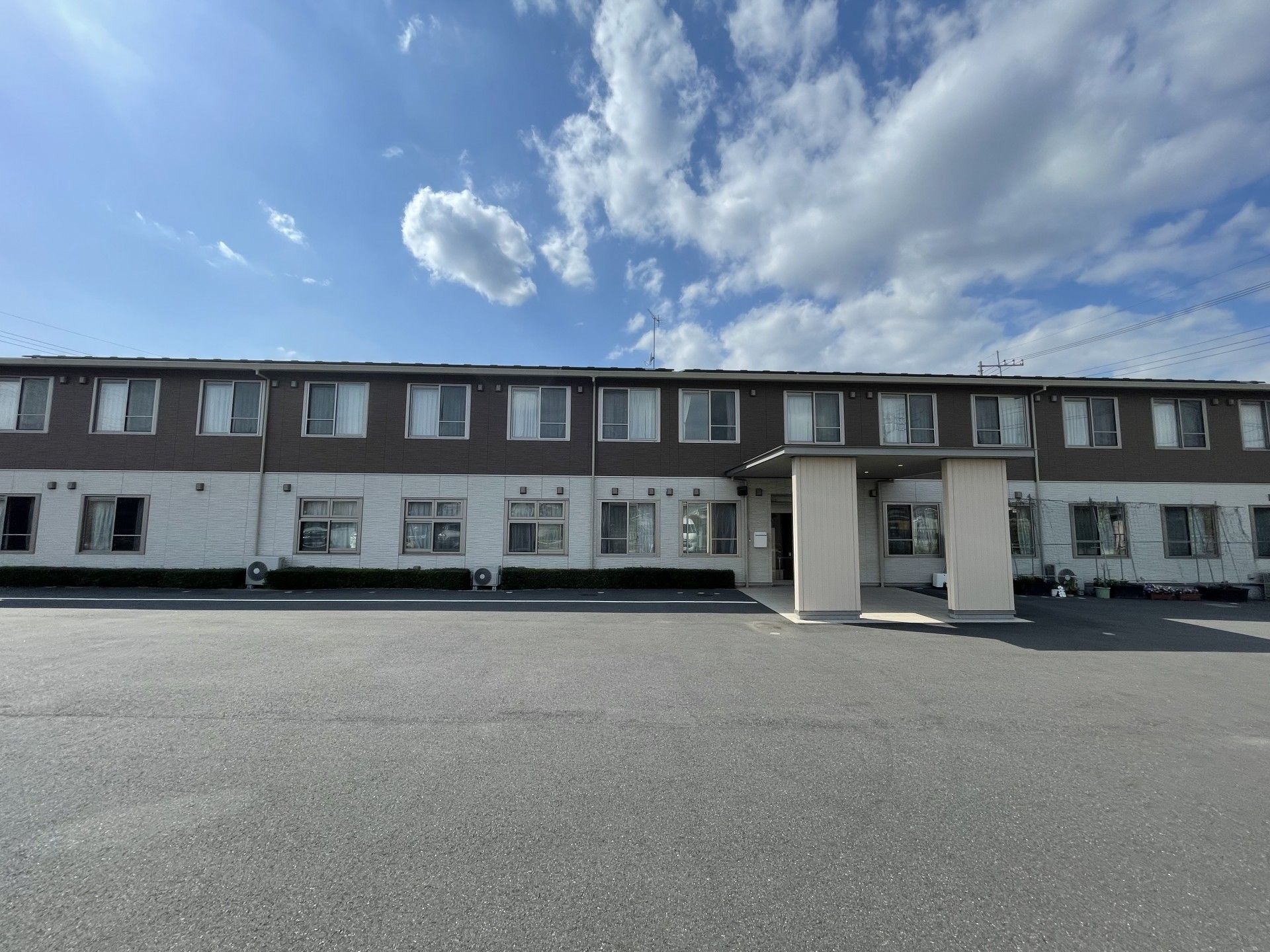 広々とした建物の正面入口