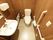 トイレの個室内の壁はダークブラウンで、便器や洗面台などの色は白である。手すりが複数ある。洗面台は車椅子対応である。