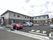 施設は２階建てである。外階段が設置されている。駐車場は、約10台分ほどの区画がある。建物の周囲に高い建物がない。