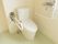 トイレの手すりは折りたたむことができ、室内を広く使うことができる。小物などつまずく危険性のあるものが置かれておらず、スッキリした空間である。