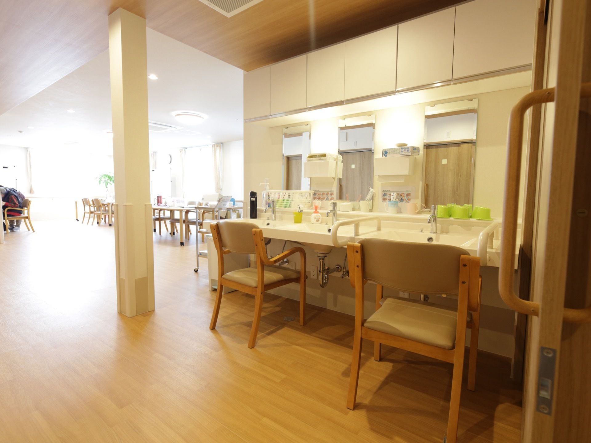 食堂の一角には、大きな洗面台が設置されている。備えてある手すりや椅子を使うことで、安全に洗面が行える。