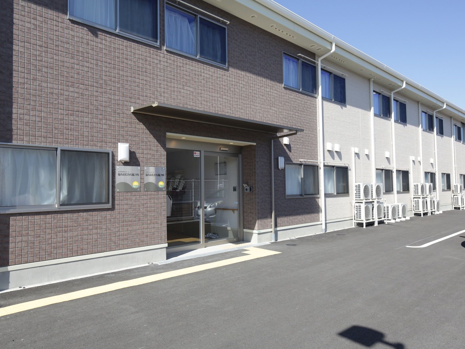 敷地内は道路もきれいに舗装してあり、段差がほとんどなく通行しやすい。エントランスまでの通路には、点字ブロックも設置されている。