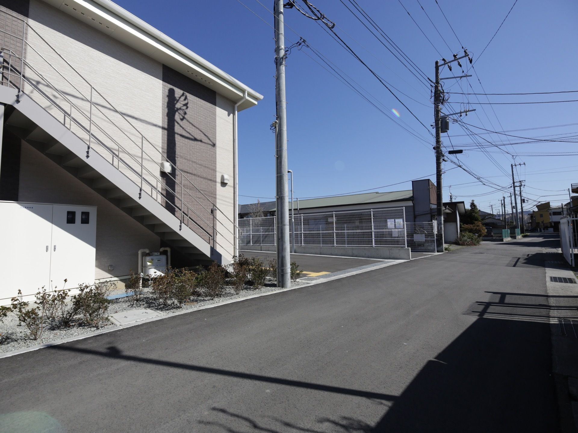 施設周辺は住宅街が広がっていて、高い建物がなく日当たりは良好。落ち着いた雰囲気で、ゆったりと生活が送れる。