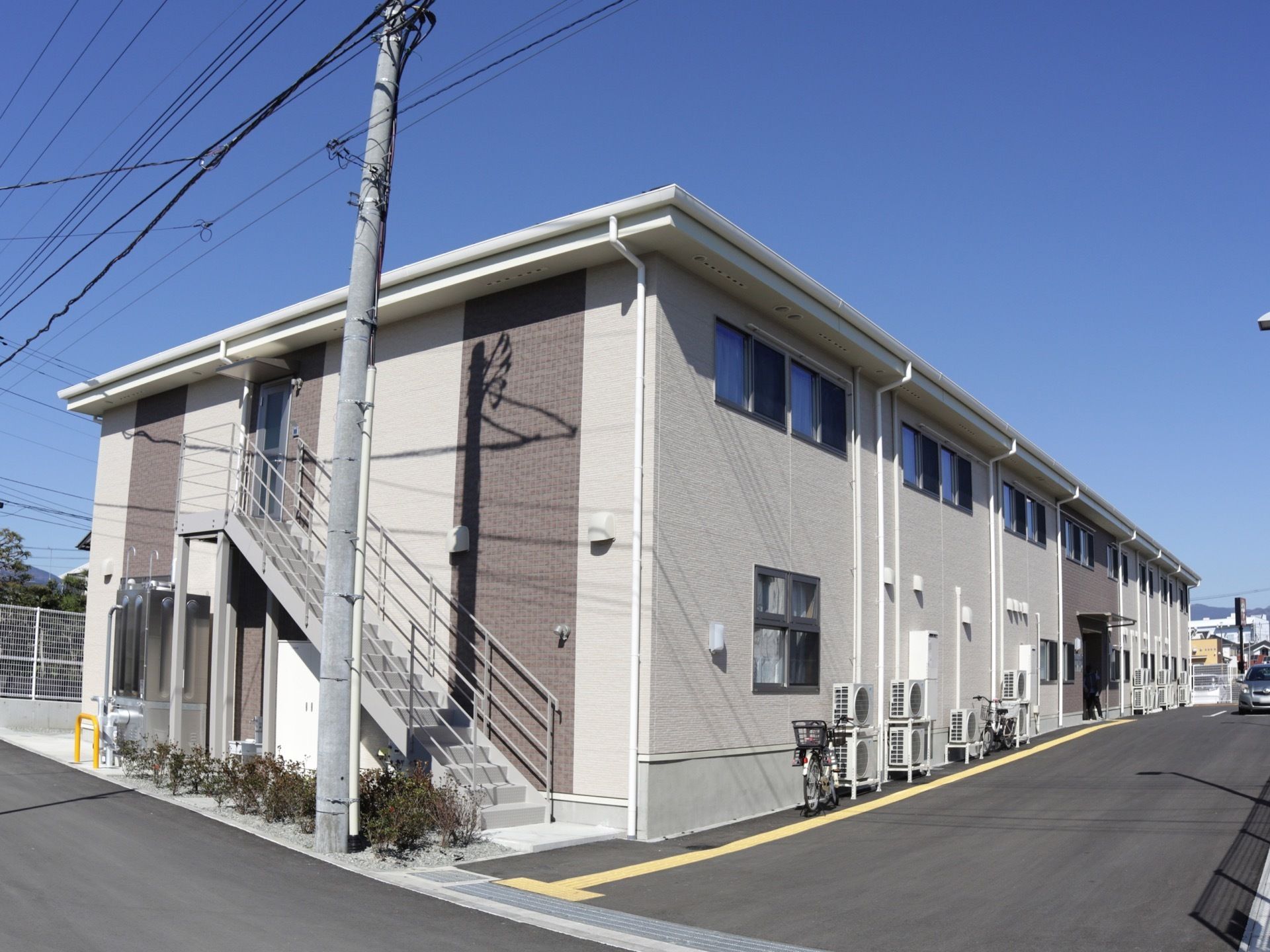 施設の周辺は道路も段差がほとんどなく、どなたでも安全に通行できるように整備されている。敷地内には駐車スペースも多数用意されている。