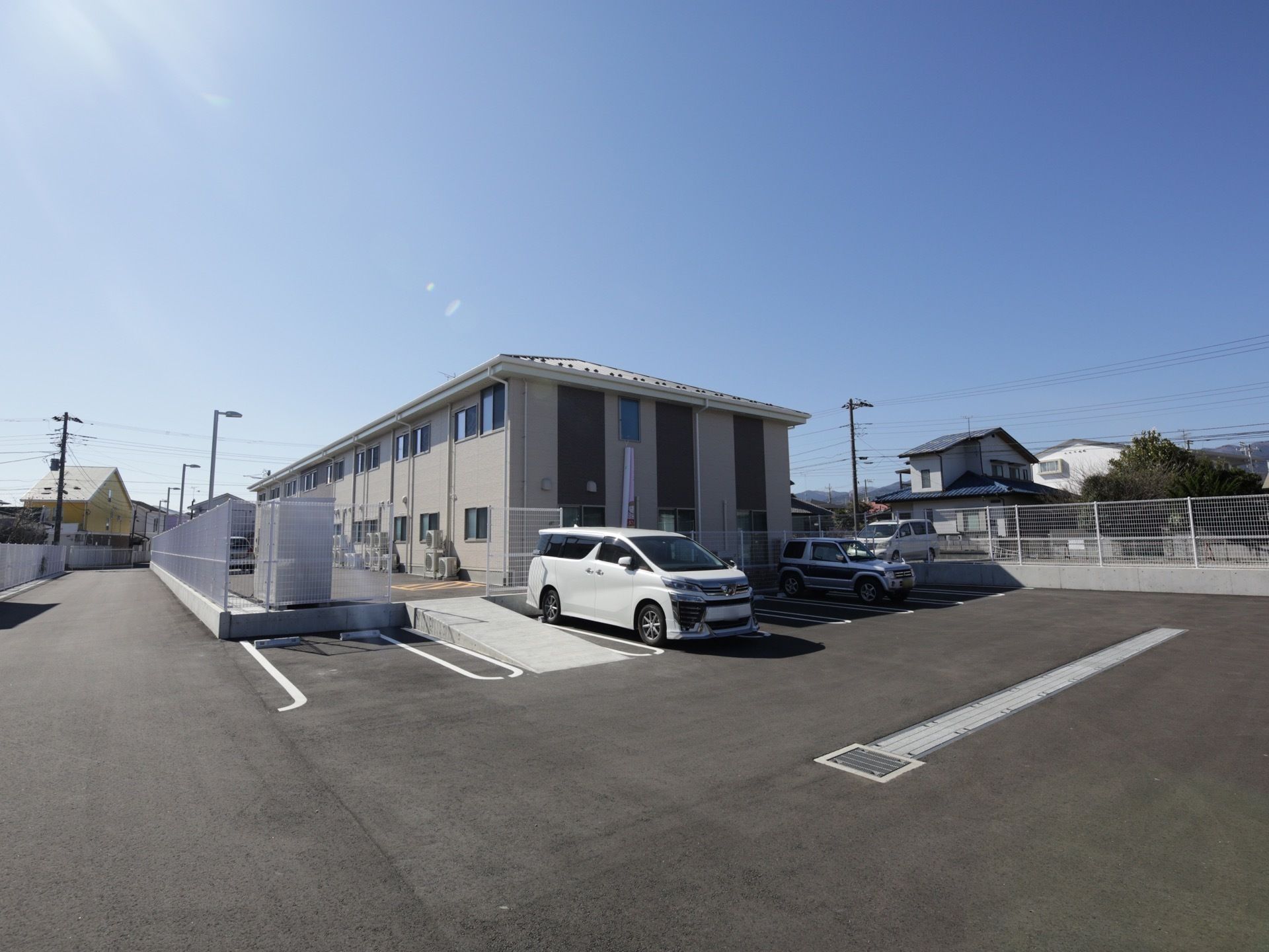 建物のそばには、広々とした駐車スペースが設置されている。通路にはスロープがあるので、車椅子をご利用の方も安心して通行できる。