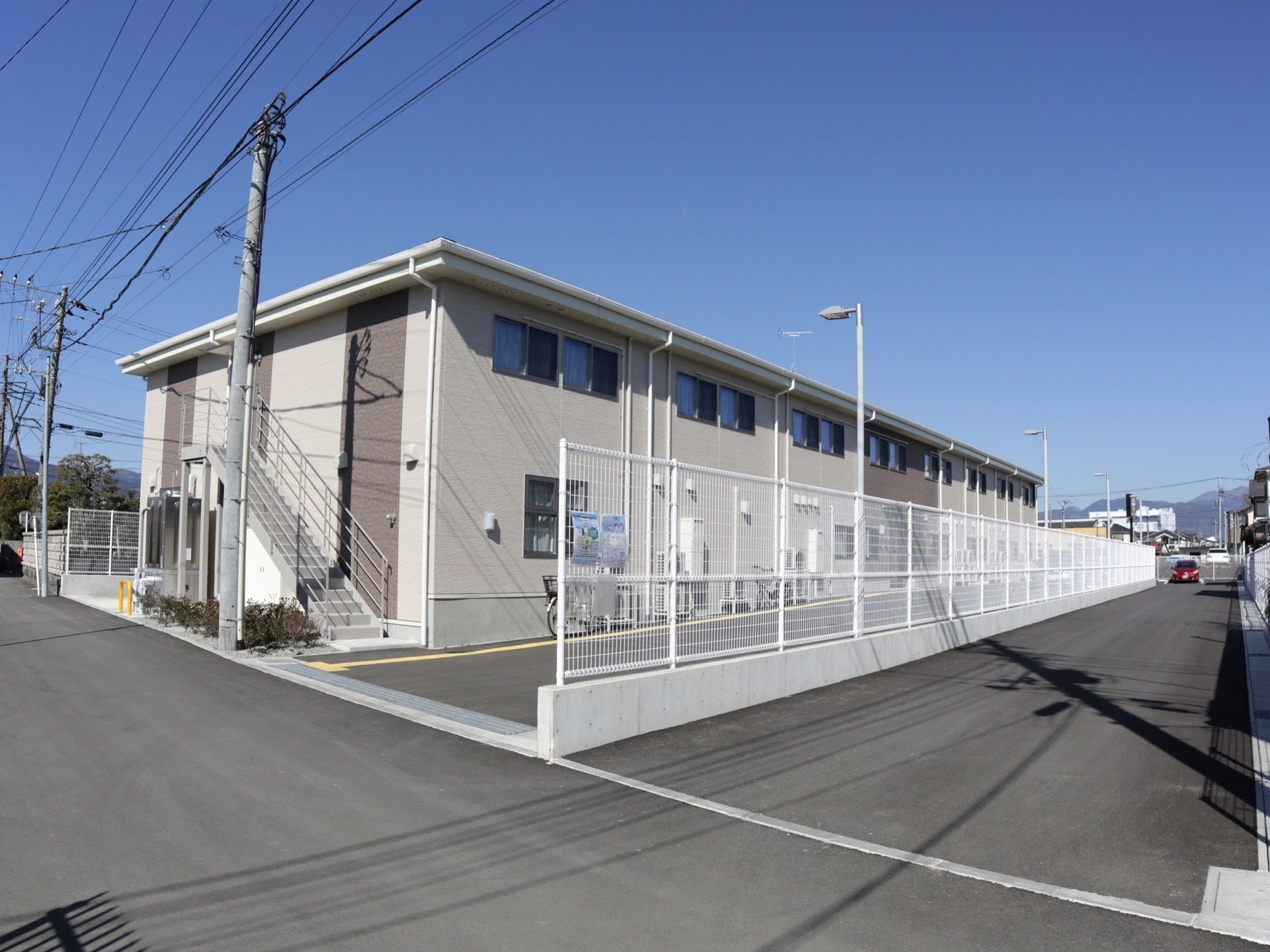 敷地内の通路には、等間隔で照明が設置されている。夜間も安全に車や徒歩などで移動を行えるようにしてある。