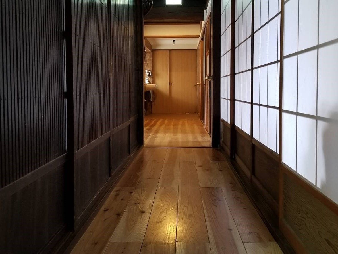 右側には障子がある廊下はまっすぐで、共有スペースに続いている。