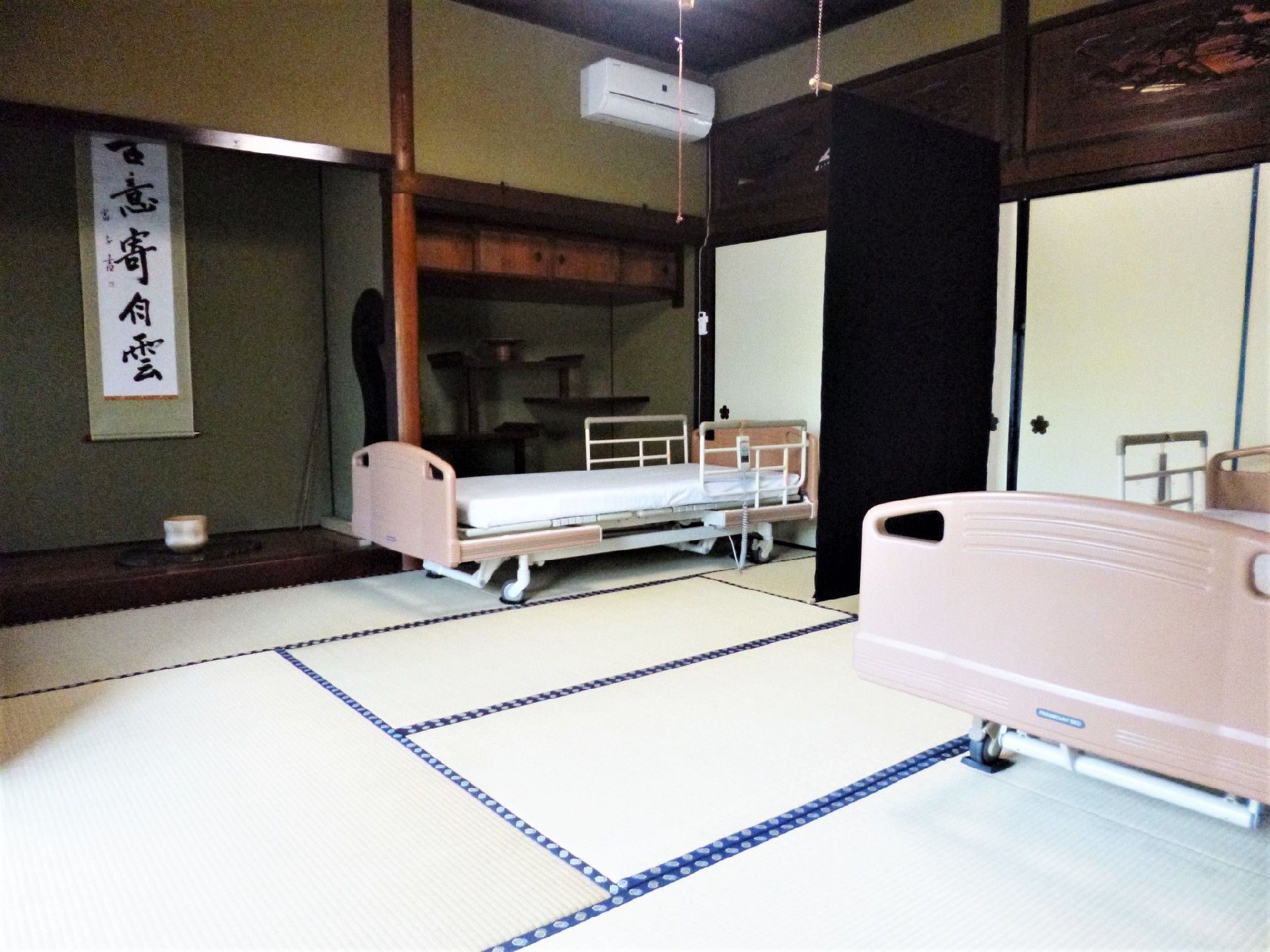 畳敷きの部屋にはベッドが二つ並び、隣の部屋と障子でつながっている。