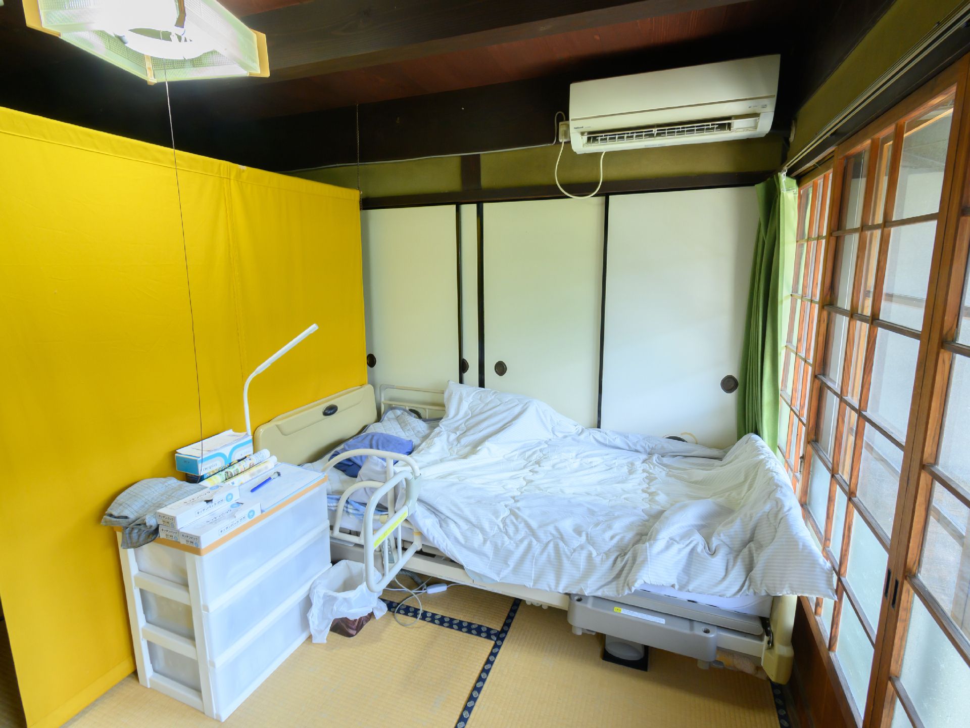 介護ベッドが置かれ、窓から日差しが入っている居室