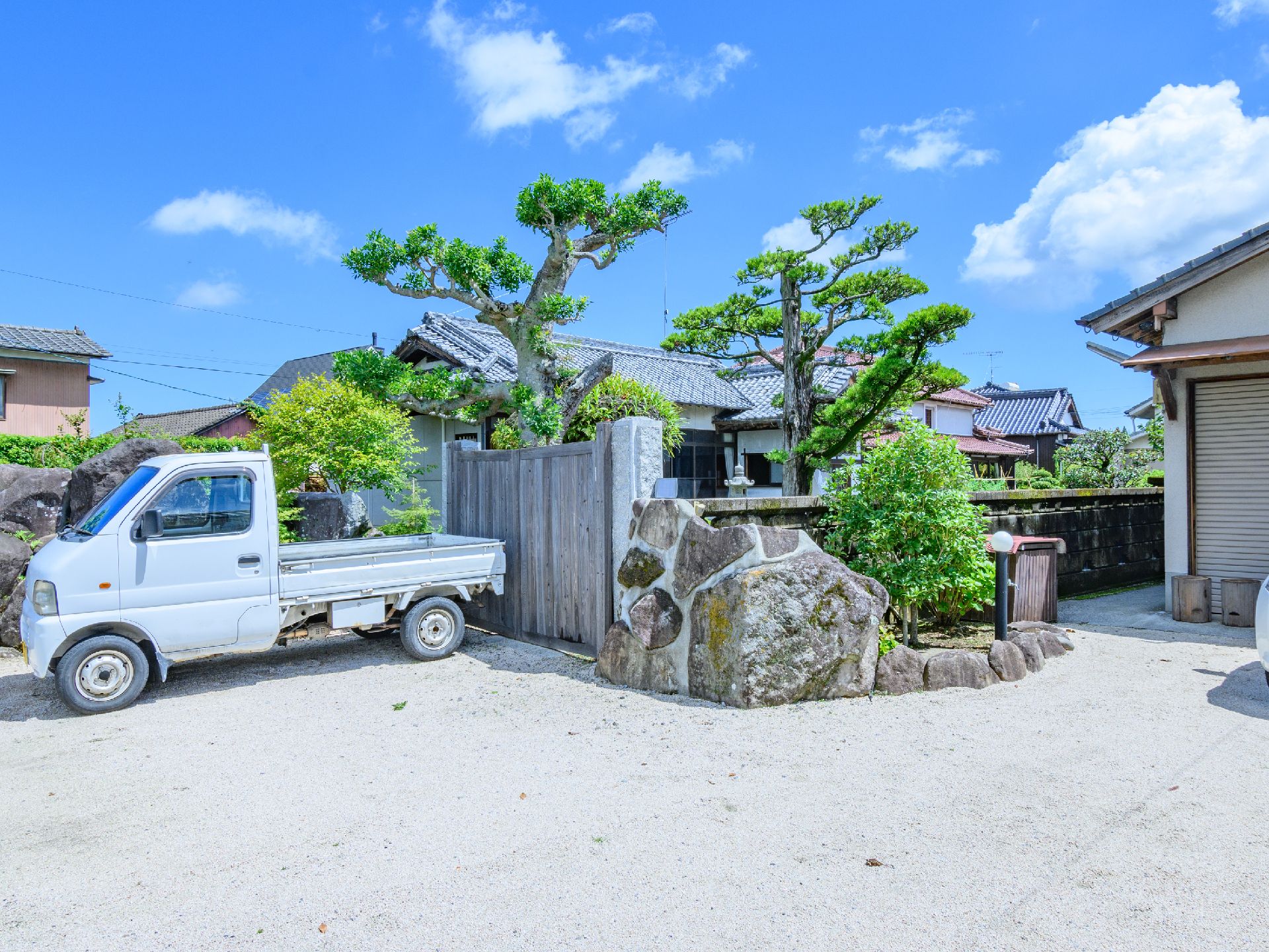 介護施設の周辺にある車や玄関