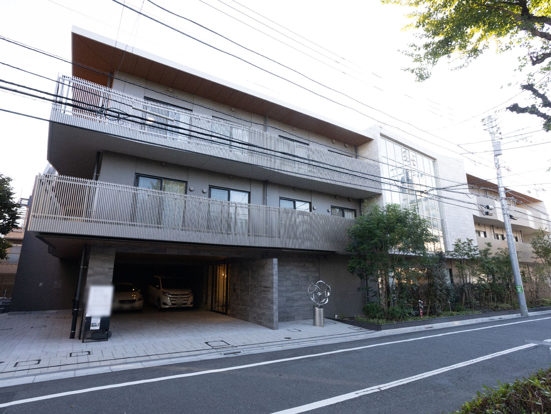 付近に道路がある三階建ての介護施設の外観