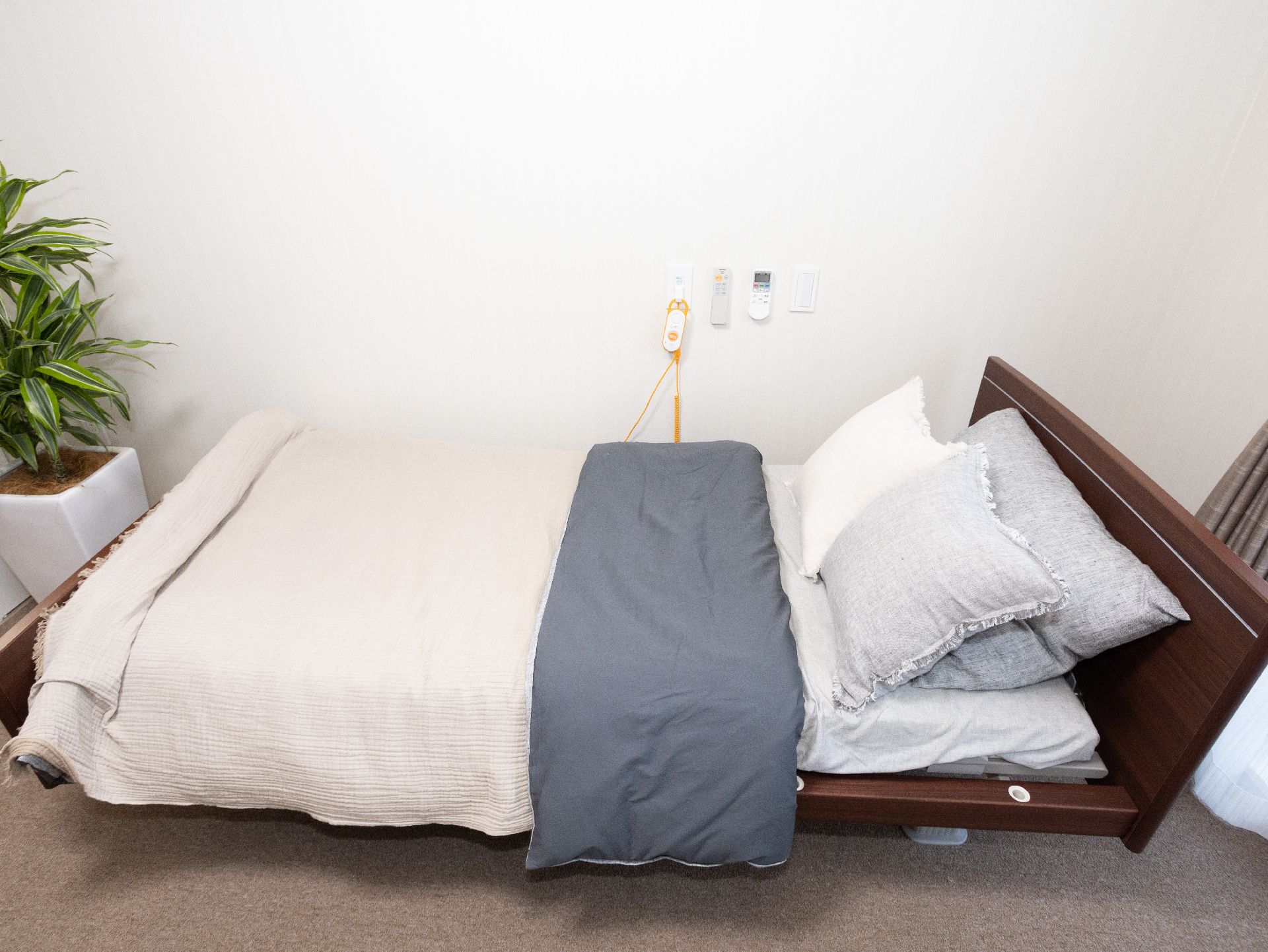 睡眠に最適な介護ベッドが設置されている居室
