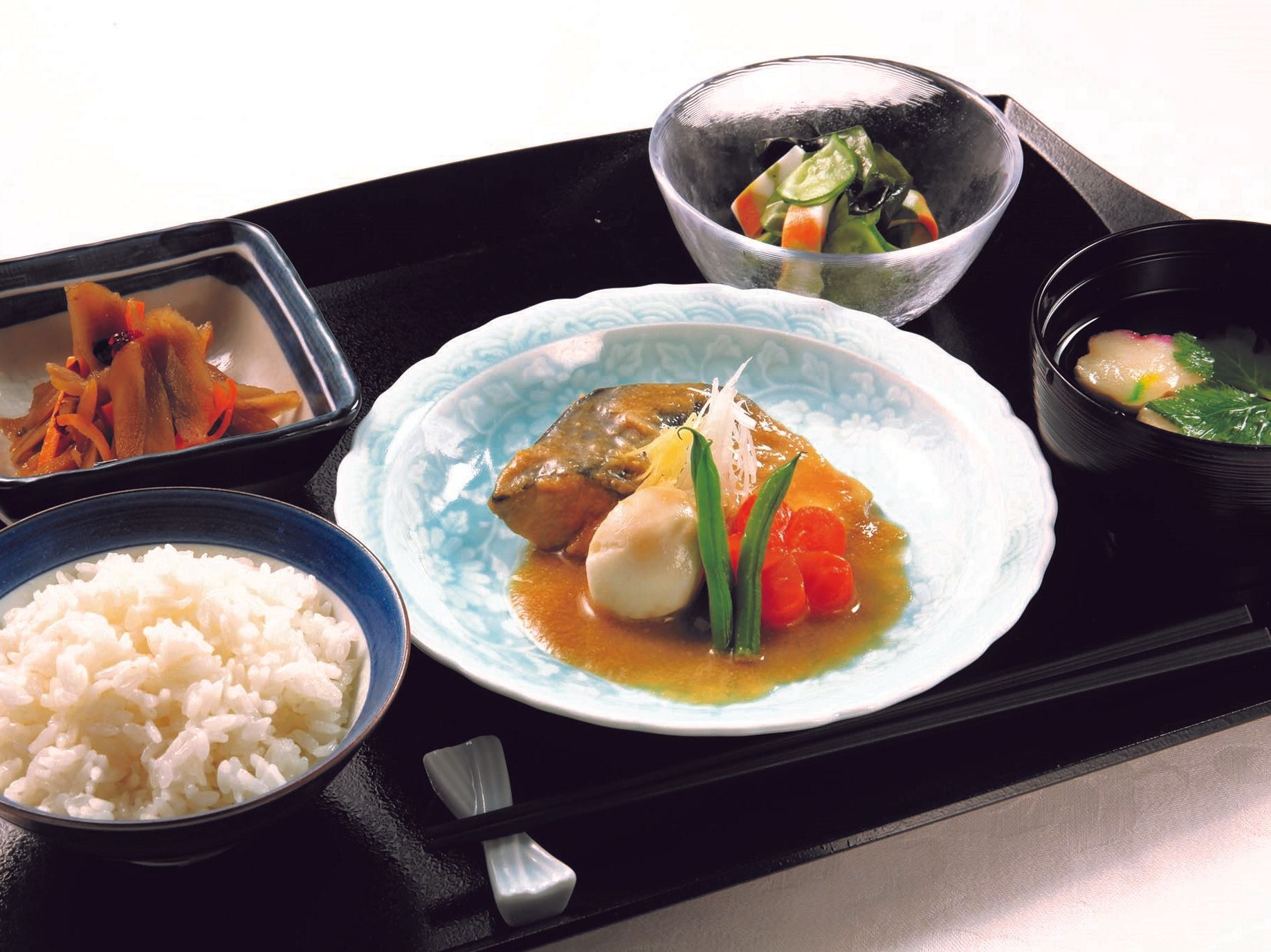 白いご飯にみそ汁、あえ物や漬物、肉じゃがなどボリューム満点の内容。