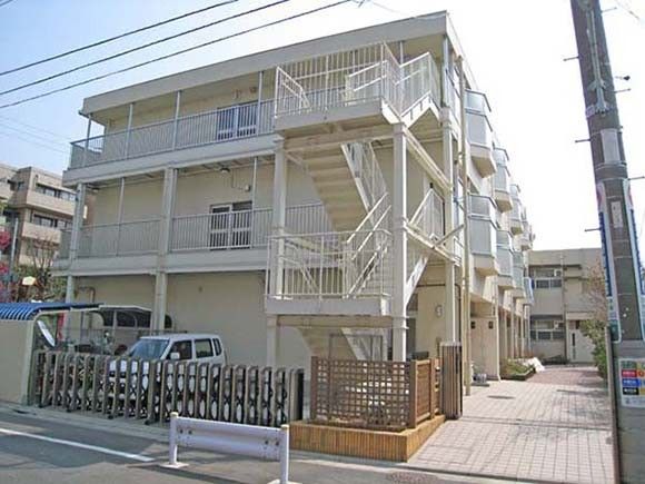 明るい外観の建物