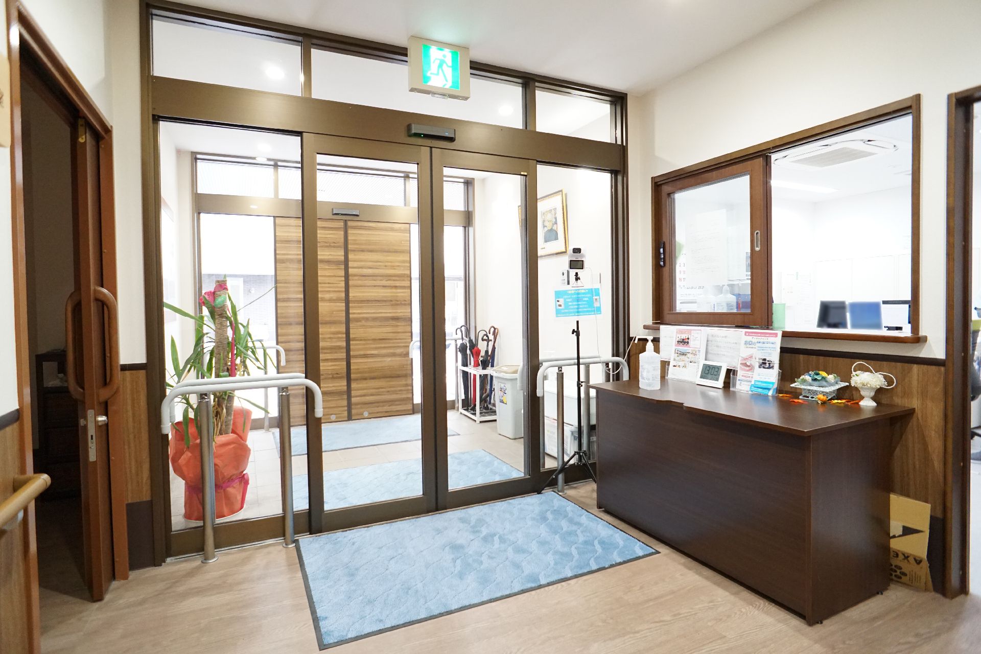 受付が設置されている玄関