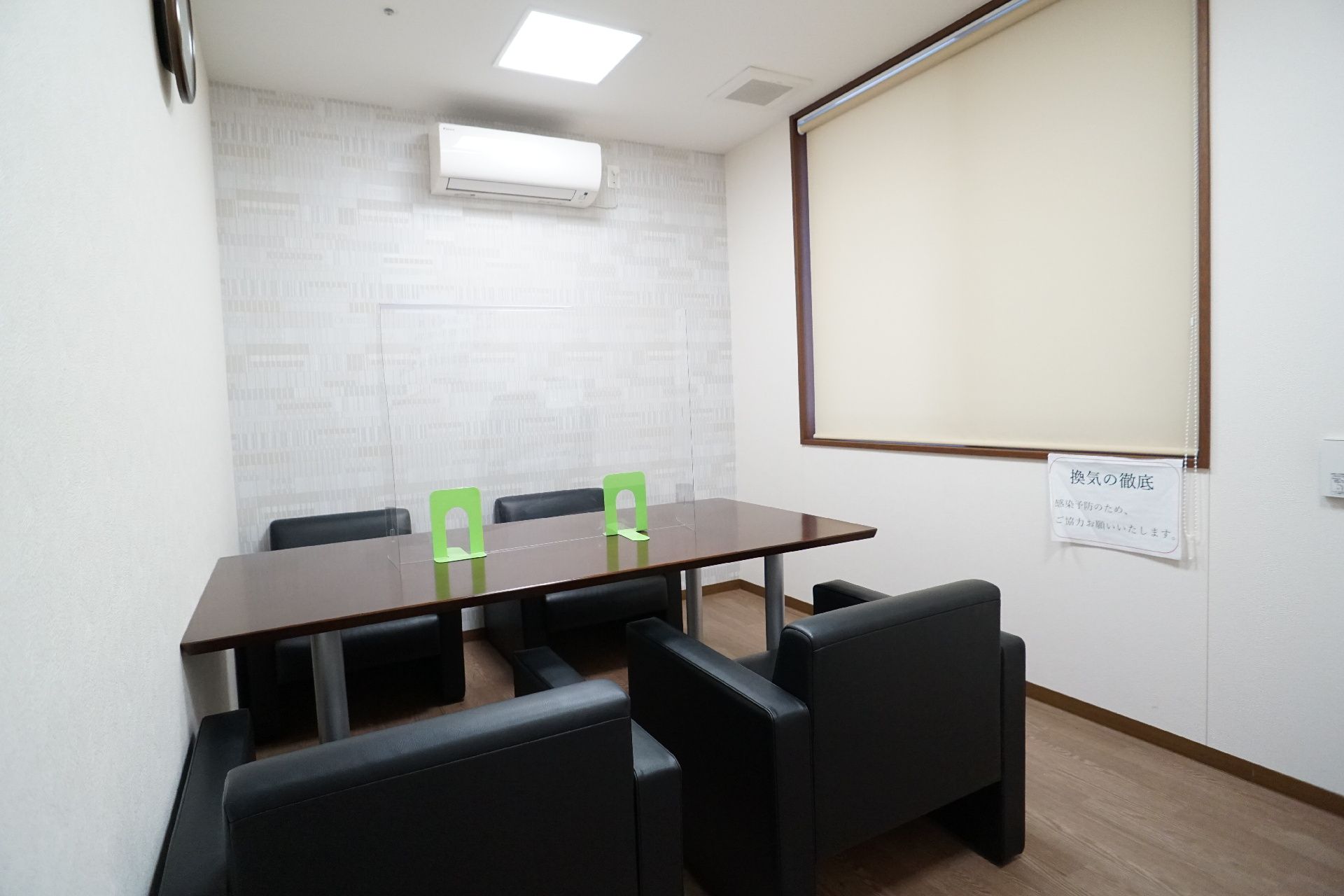 テーブルを挟んで椅子が設置されている共有スペース