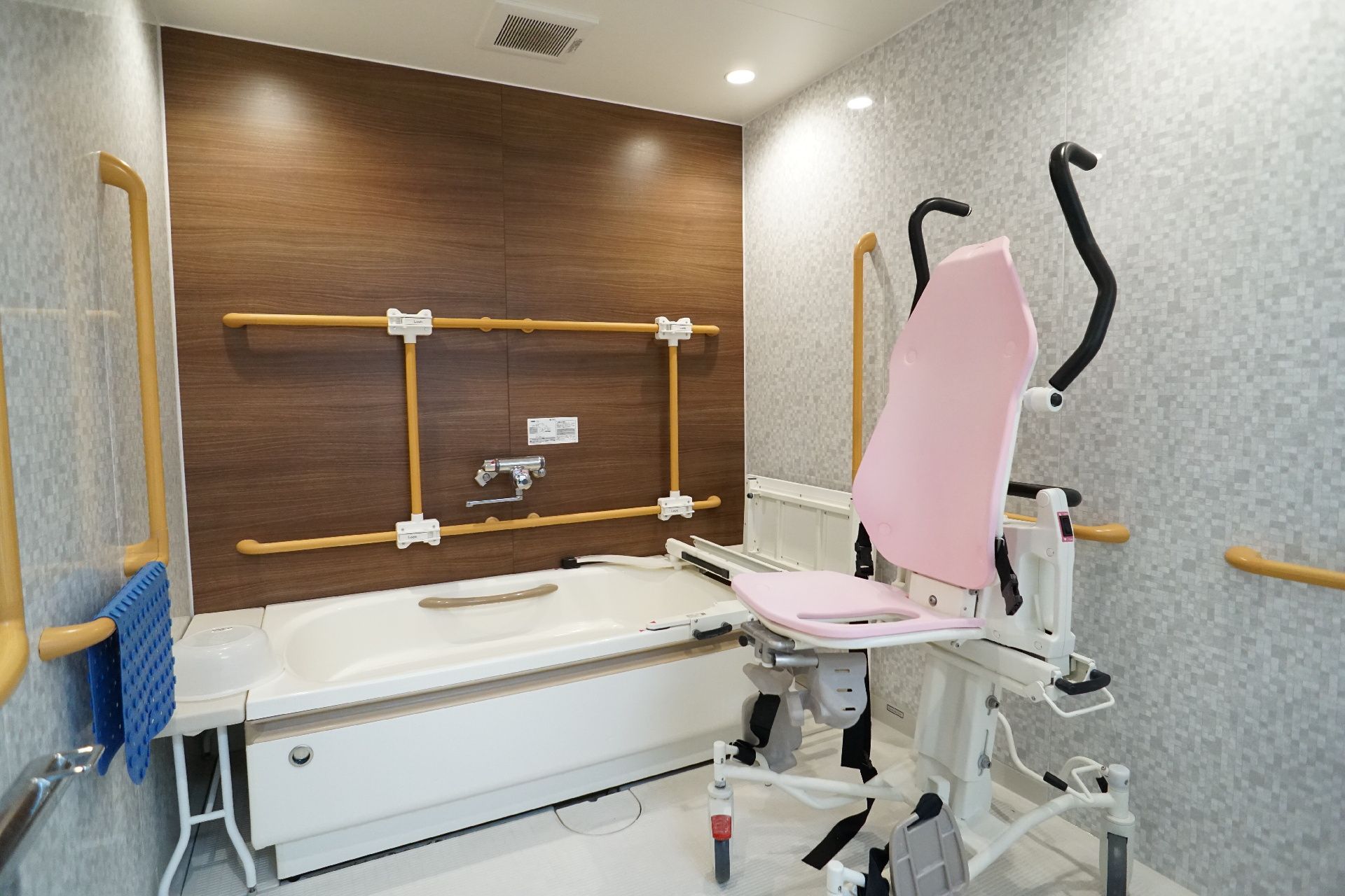 L字の手すりがついたバリアフリー対応の浴室