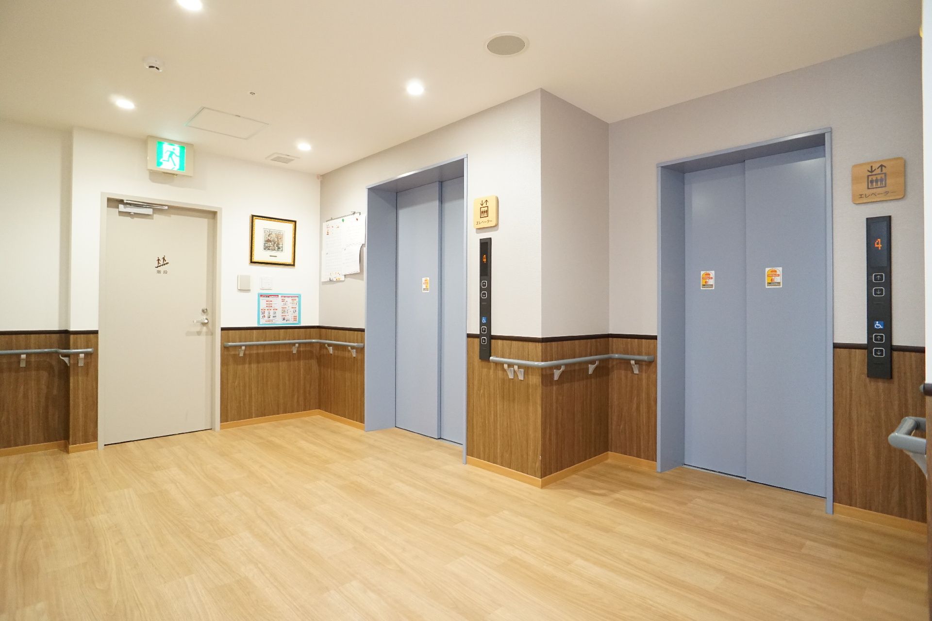 車椅子が通行しやすいように、出入口の幅が広く設計されているエレベーター
