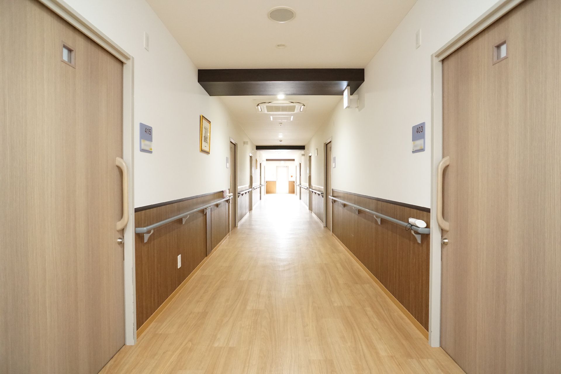 壁に手すりが取り付けられ、バリアフリー化されている廊下