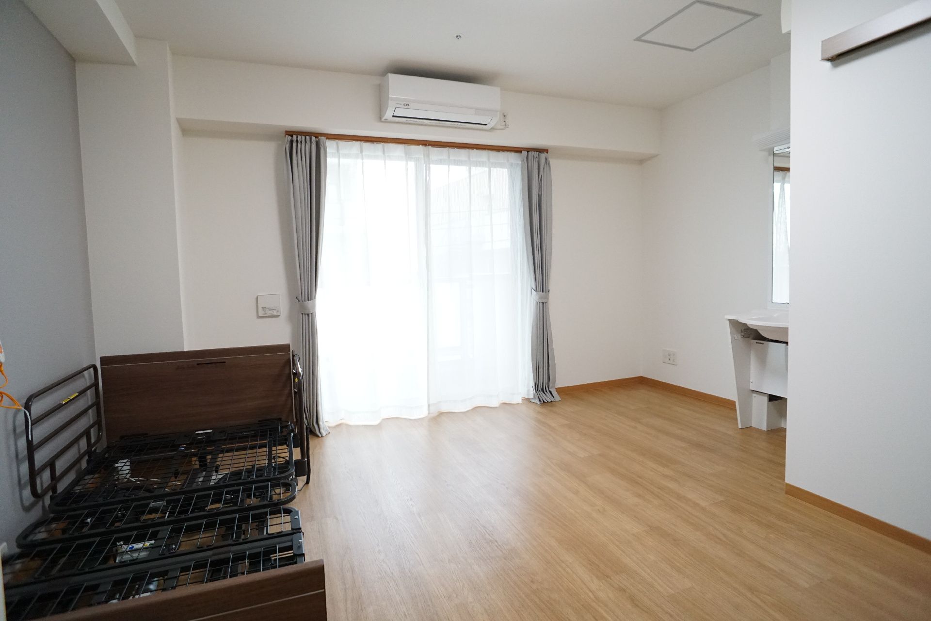 車椅子でもスムーズに移動できるよう、段差が排除されている居室